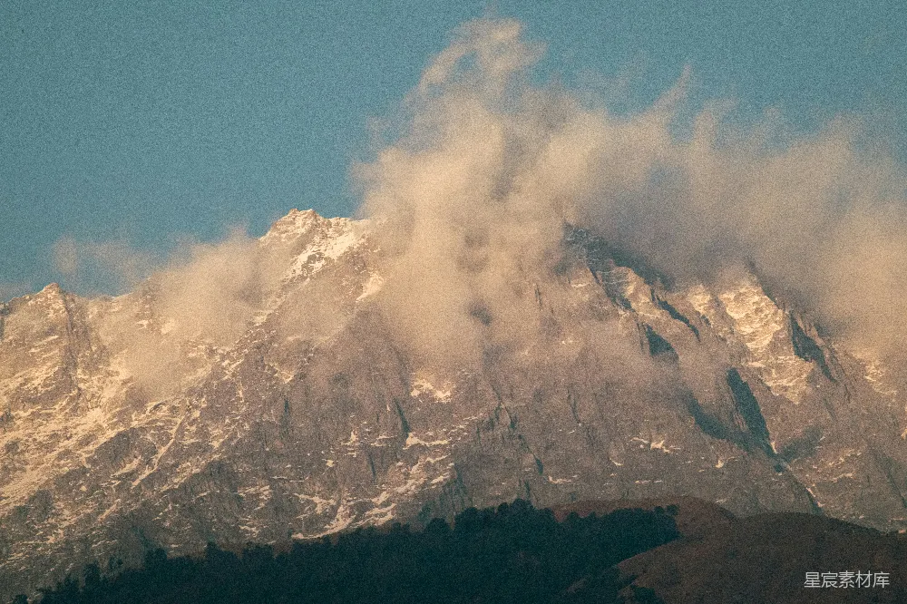 高清摄影 覆盖着白雪和云雾的大山