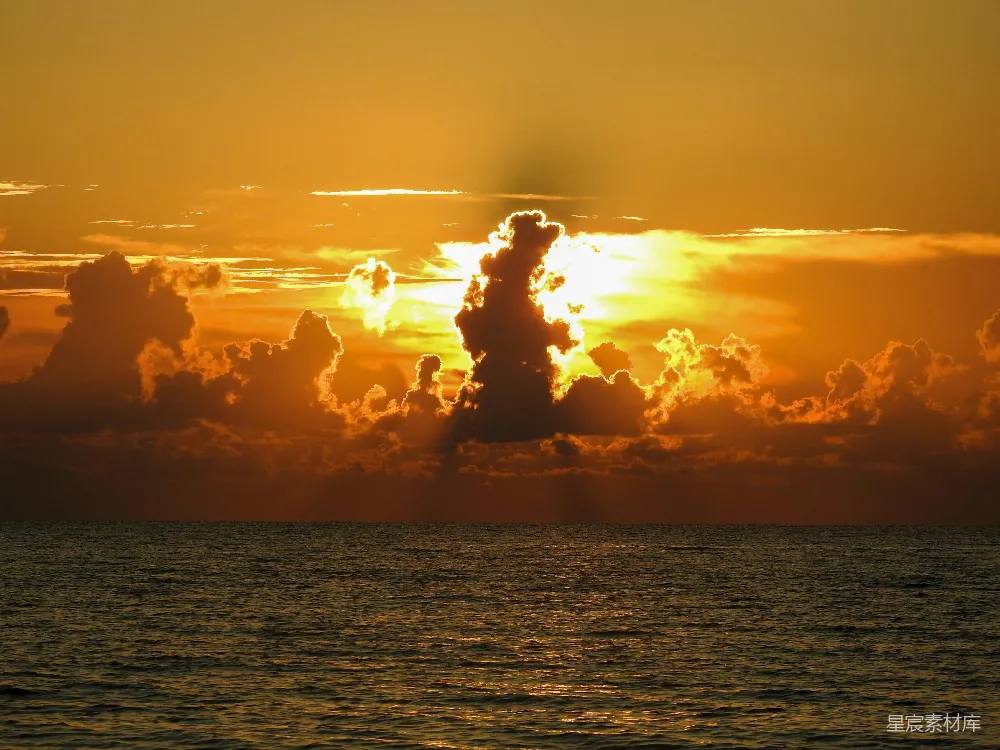 高清摄影 夕阳西下，映照着大海，云霞满天。