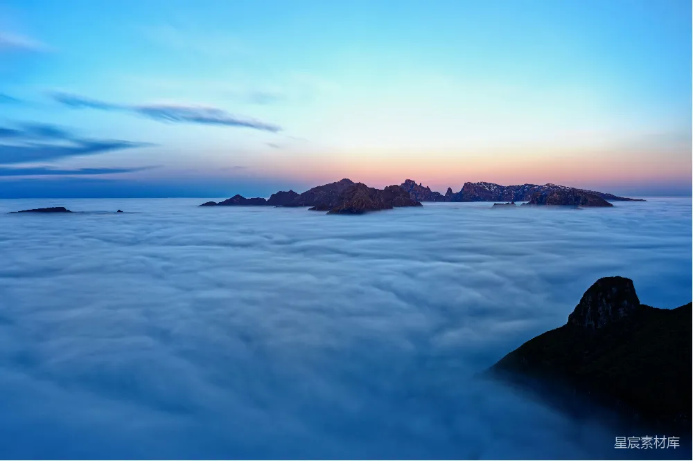 高清摄影 远处山峦下的海云景色