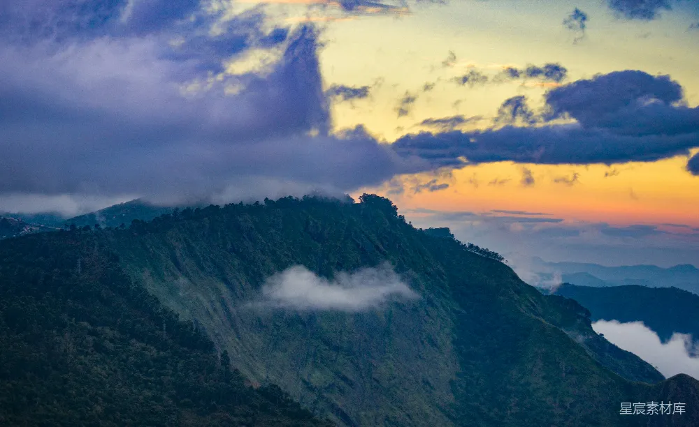 高清摄影 绿山白云间白天景色