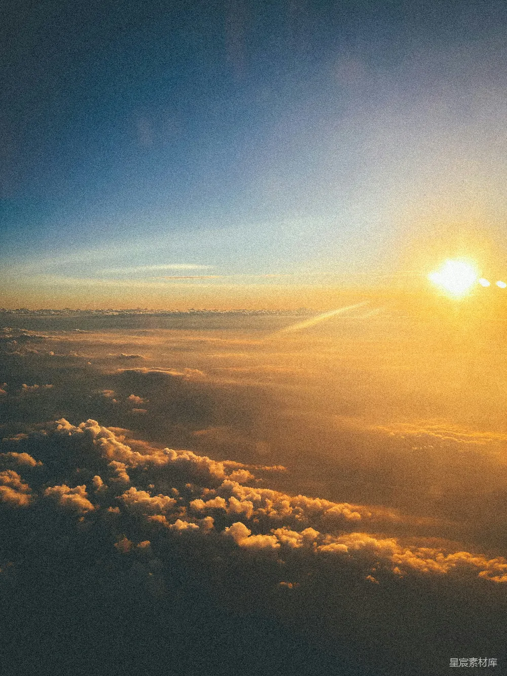 高清摄影 天边的太阳正在云层中落下