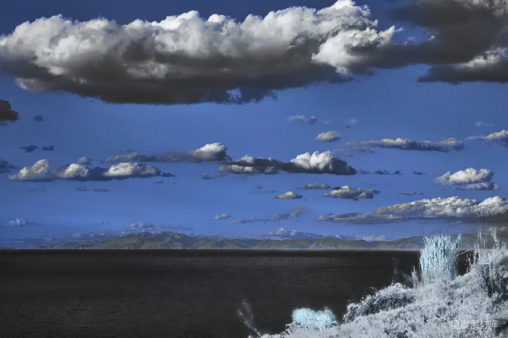 高清摄影 一幅暗淡的 landscapes 上空布满了 dramatic 的云朵和深蓝色的天空