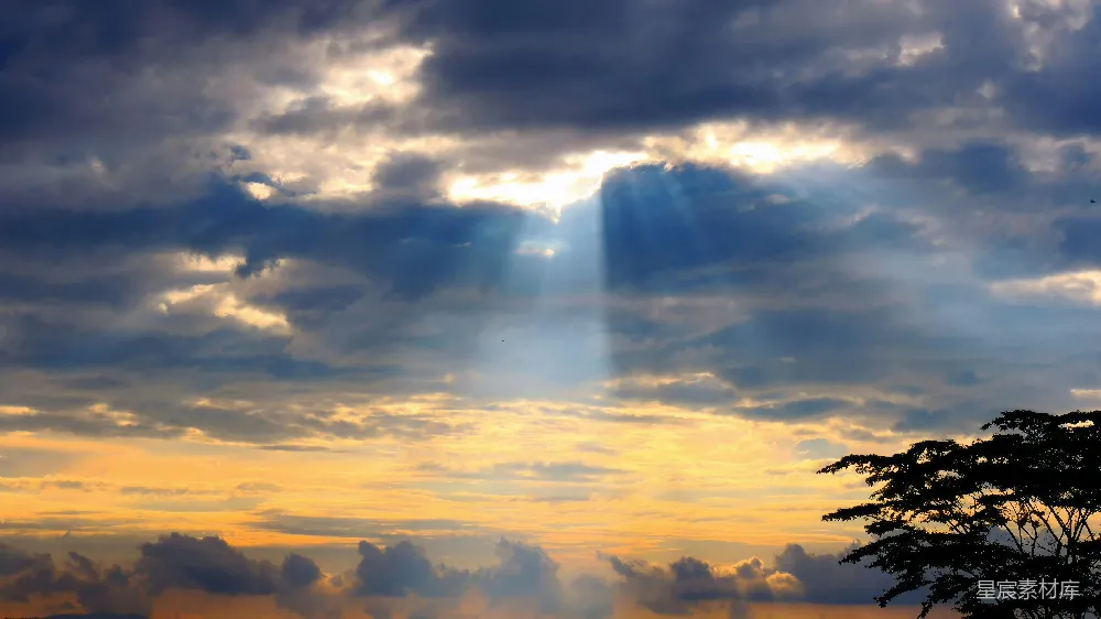 高清摄影 神光穿透阴云的天空。