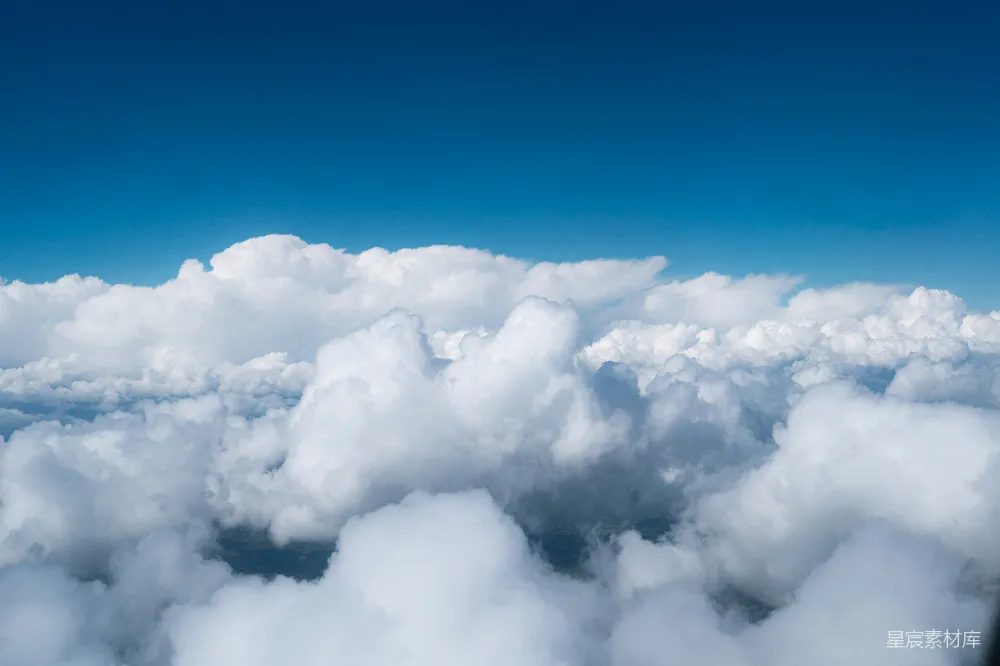 高清摄影 fluffy白云衬托着晴朗的蓝天。