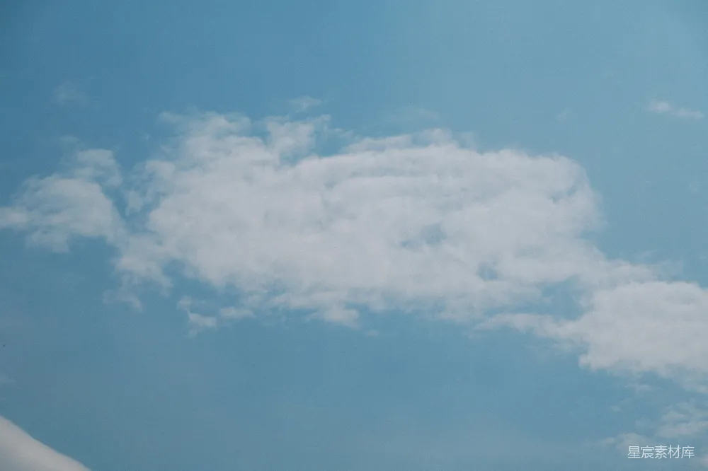 高清摄影 湛蓝的天空中漂浮着朵朵白云。