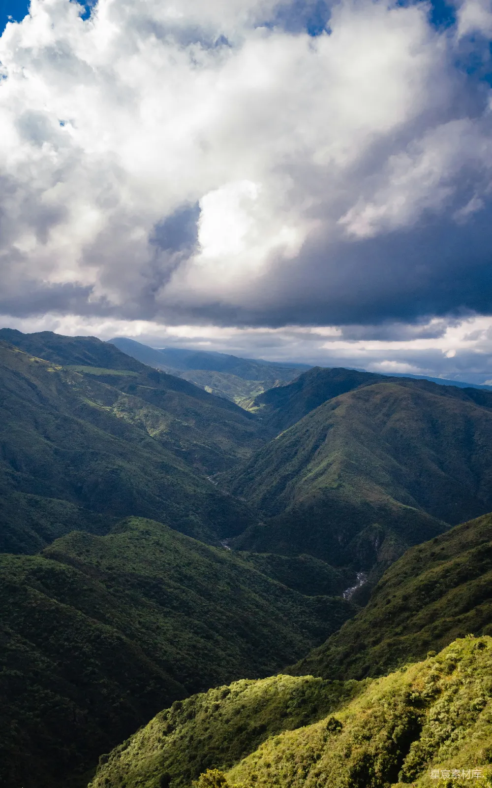 高清摄影 云雾缭绕山谷与山峦的美景