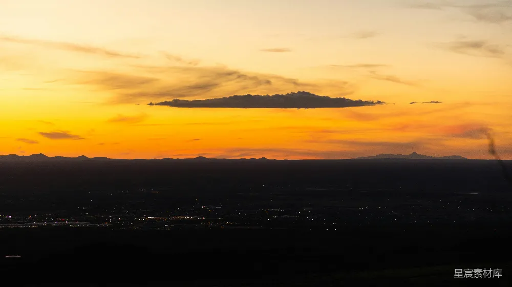 高清摄影 远处的山峦之上太阳正在落下
