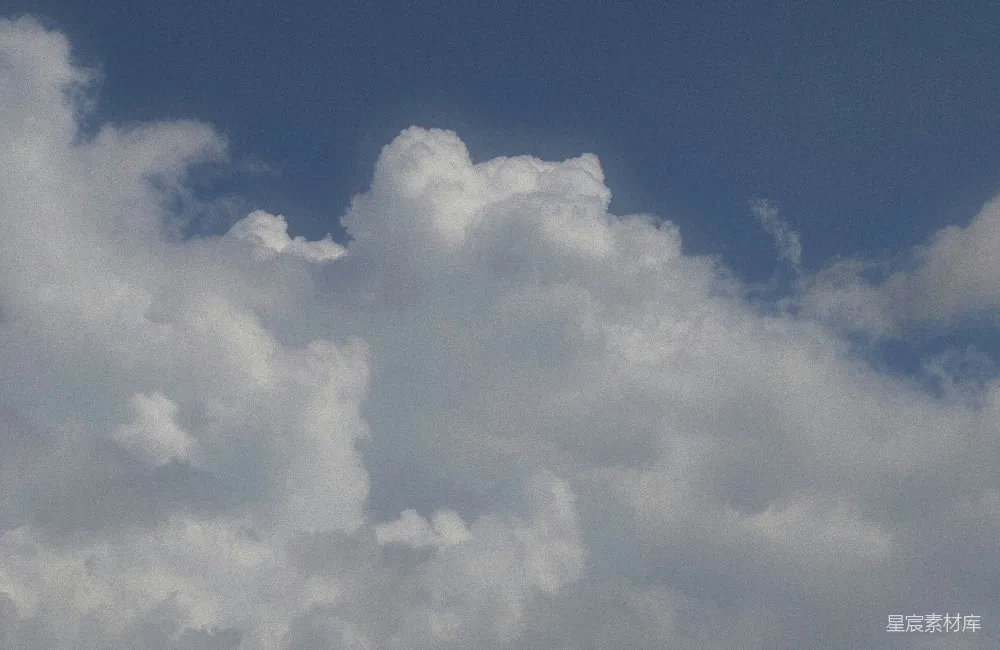 高清摄影 洁白的云朵漂浮在湛蓝的天空中