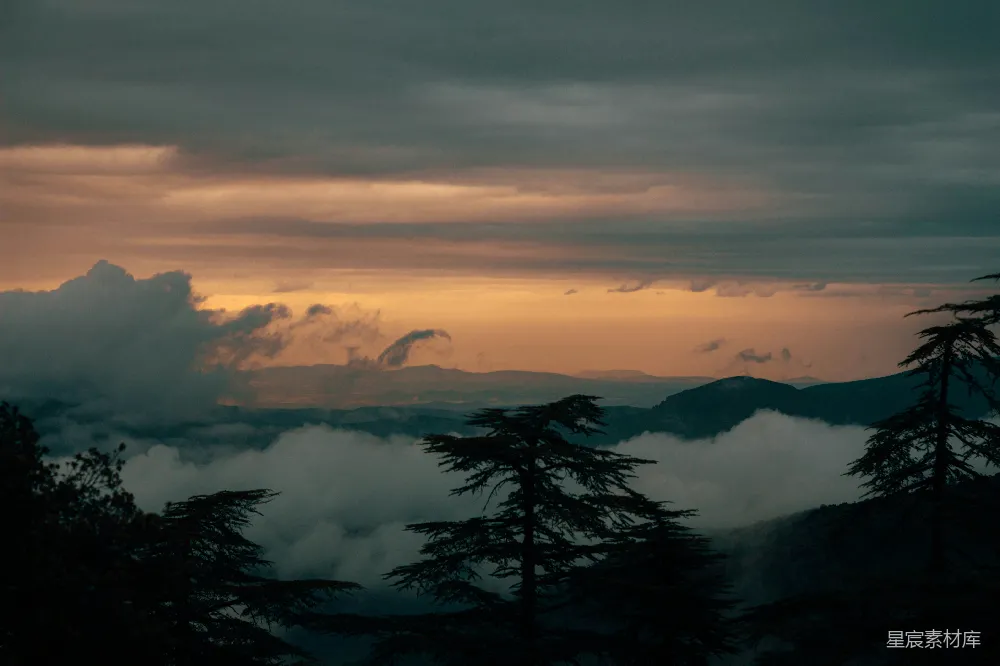 高清摄影 暗山景观，云朵环绕，绚丽的夕阳天空。
