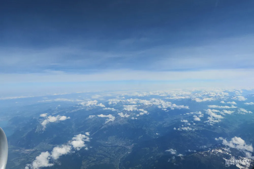 高清摄影 空中云海、山峦和蓝天的景象。