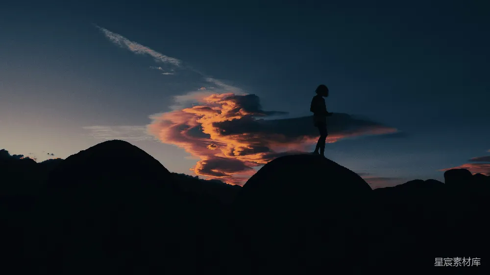 高清摄影 山顶上站立的人在夕阳下。