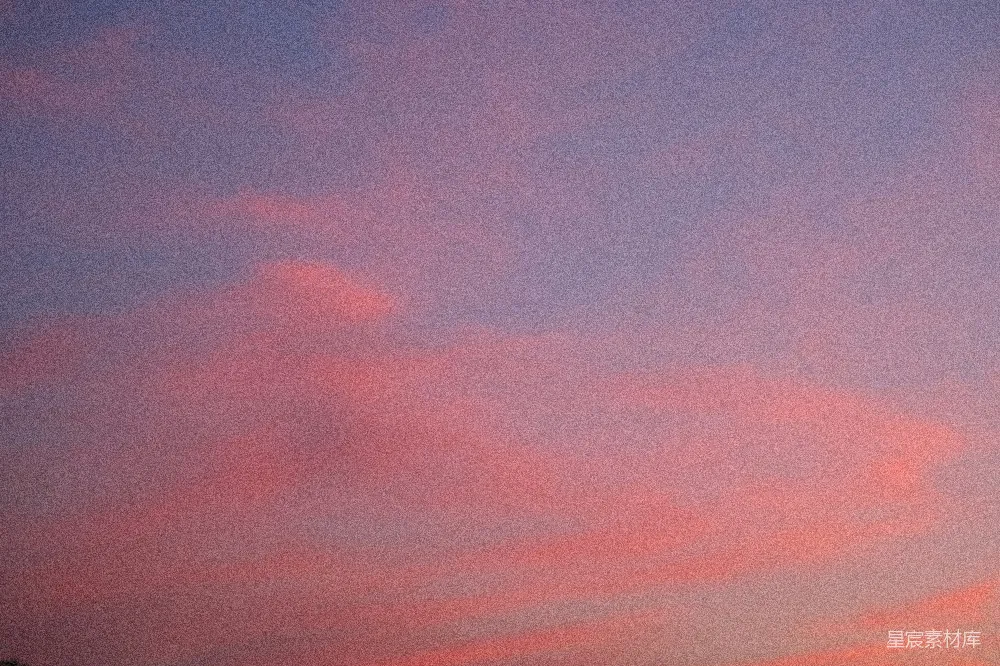 高清摄影 夕阳西下，天空中飘浮着粉色和紫色的云彩。