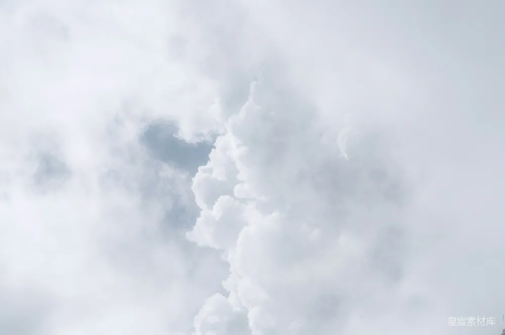 高清摄影 洁白的云朵漂浮在浅蓝色的天空中。