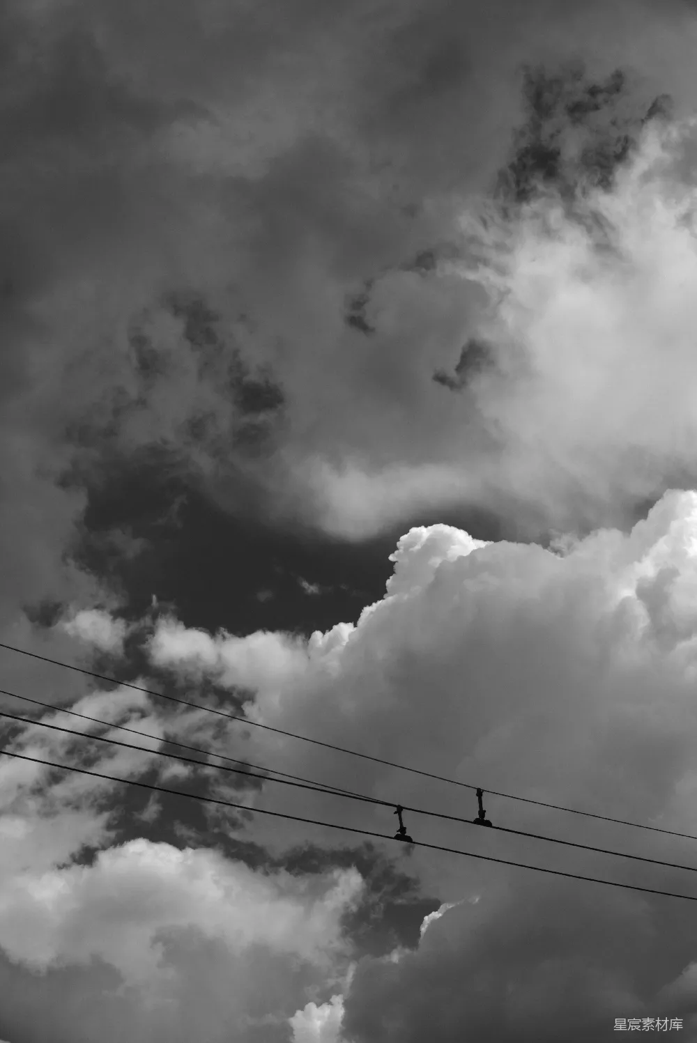 高清摄影 dramatic 黑白天空，云彩和电线。
