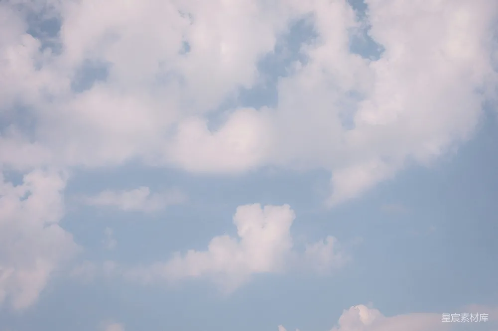 高清摄影 浅蓝色的天空中有零星的白云