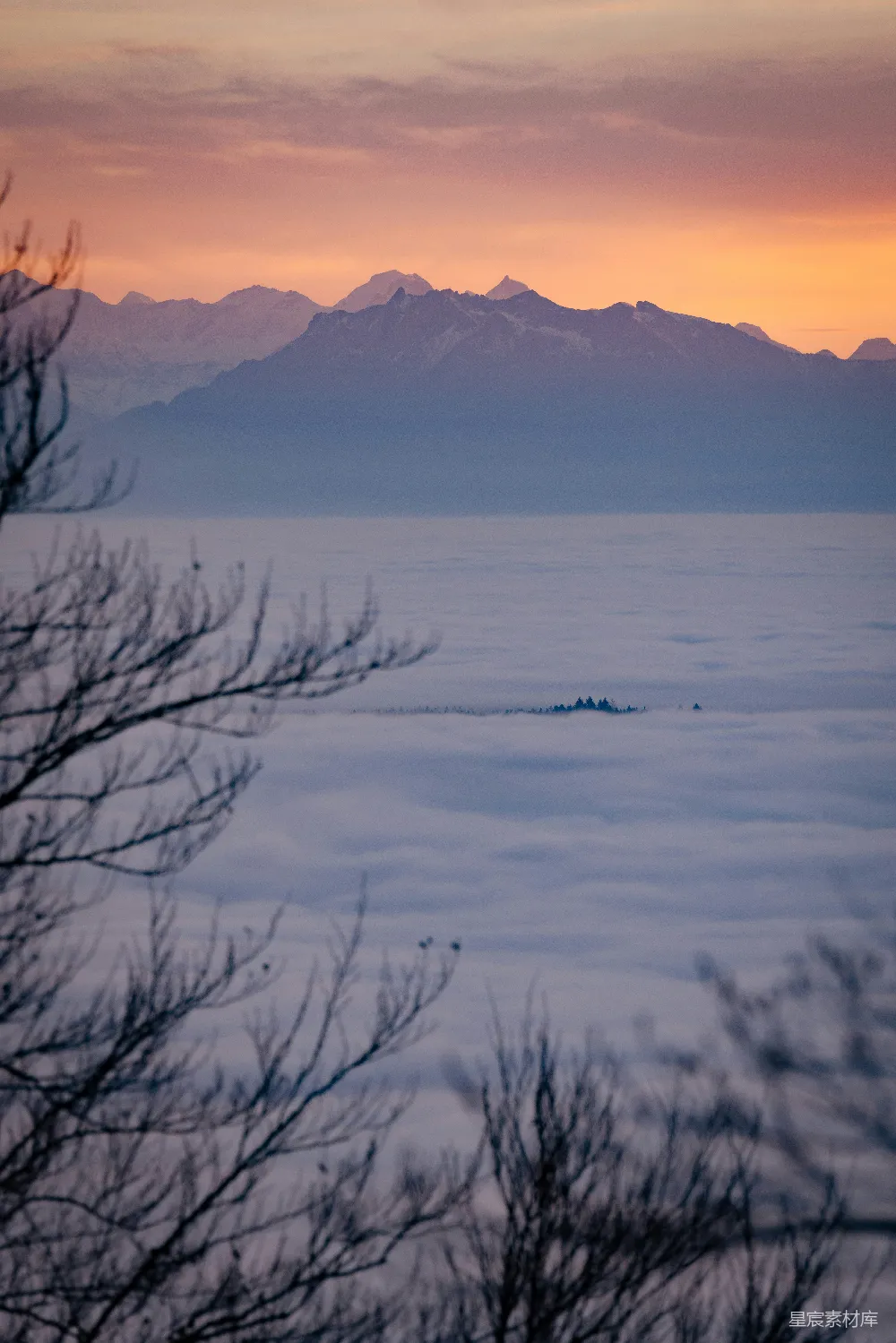 高清摄影 山峰在夕阳下从云海中耸立出来。