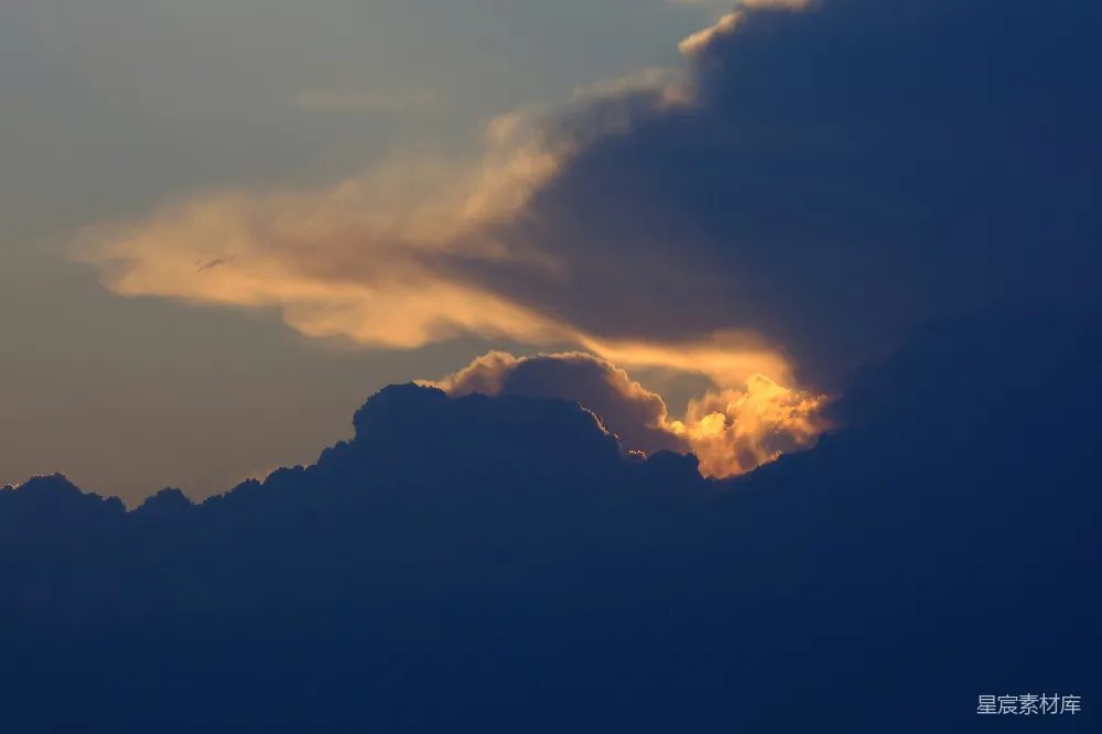 高清摄影 夕阳透过阴云洒下金色的光芒