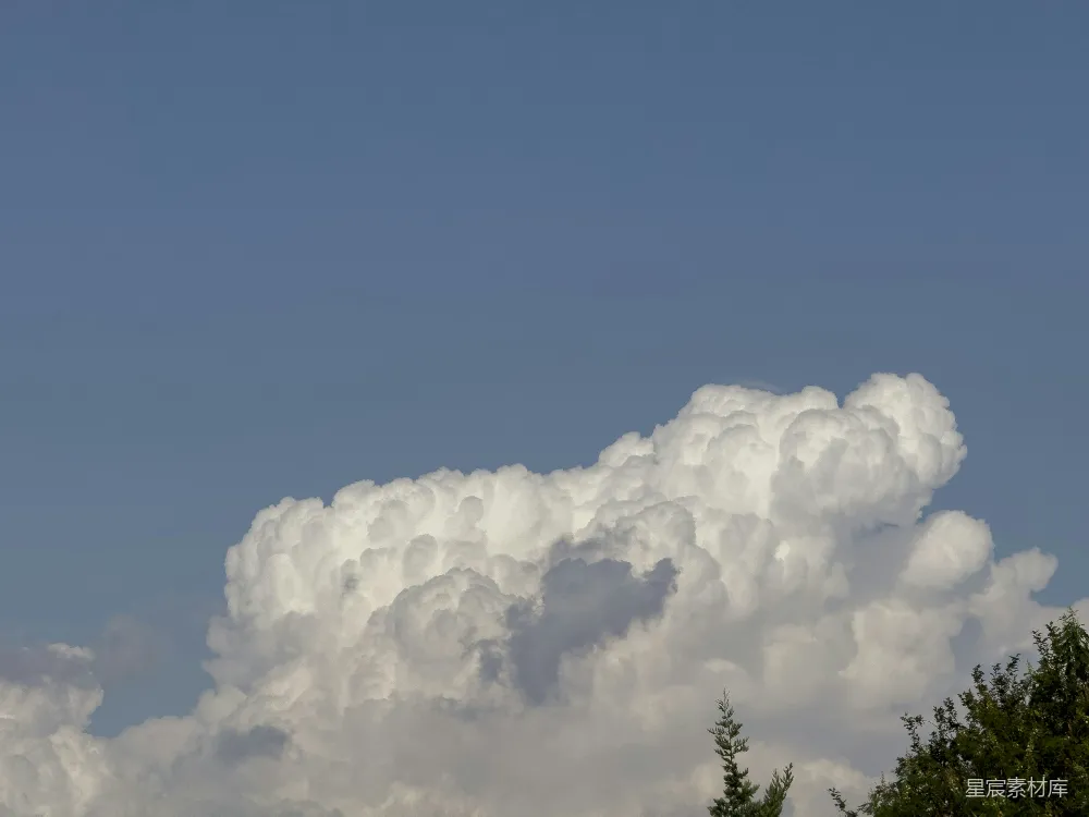 高清摄影 fluffy白 clouds在 清澈的 天空 中。