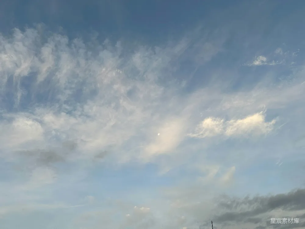 高清摄影 蓝天白云，点缀着稀疏和零星的云朵。