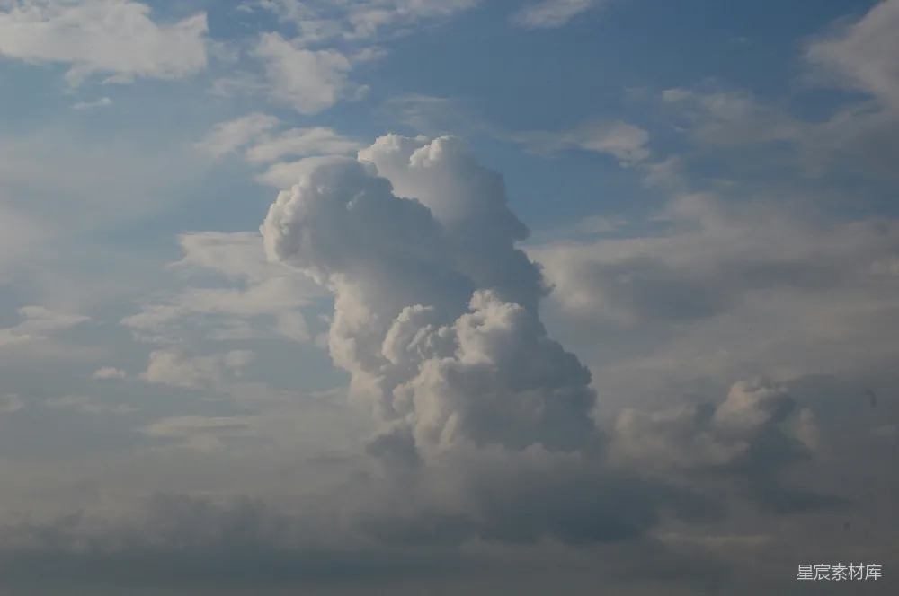 高清摄影 天空中形成了一大片积雨云。
