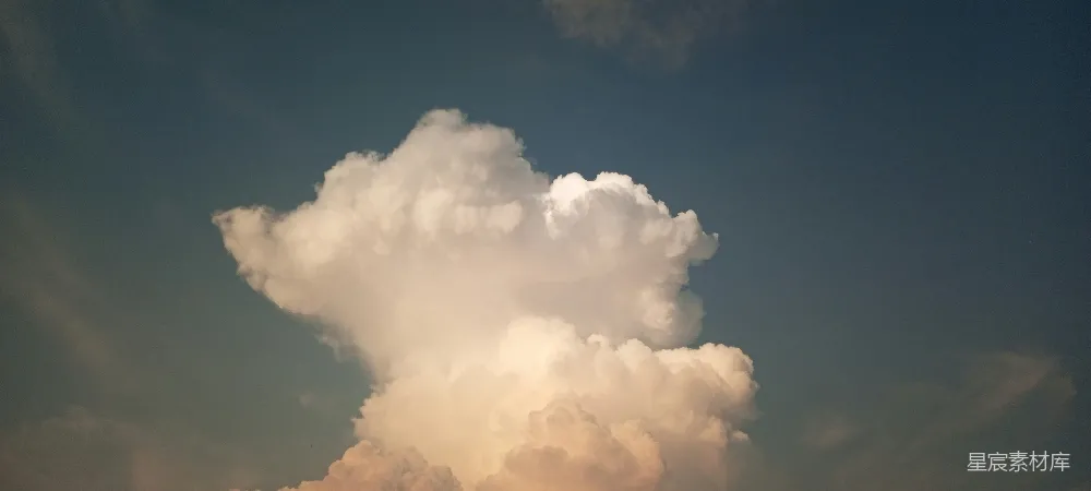 高清摄影 深蓝天空中一朵蓬松的云。