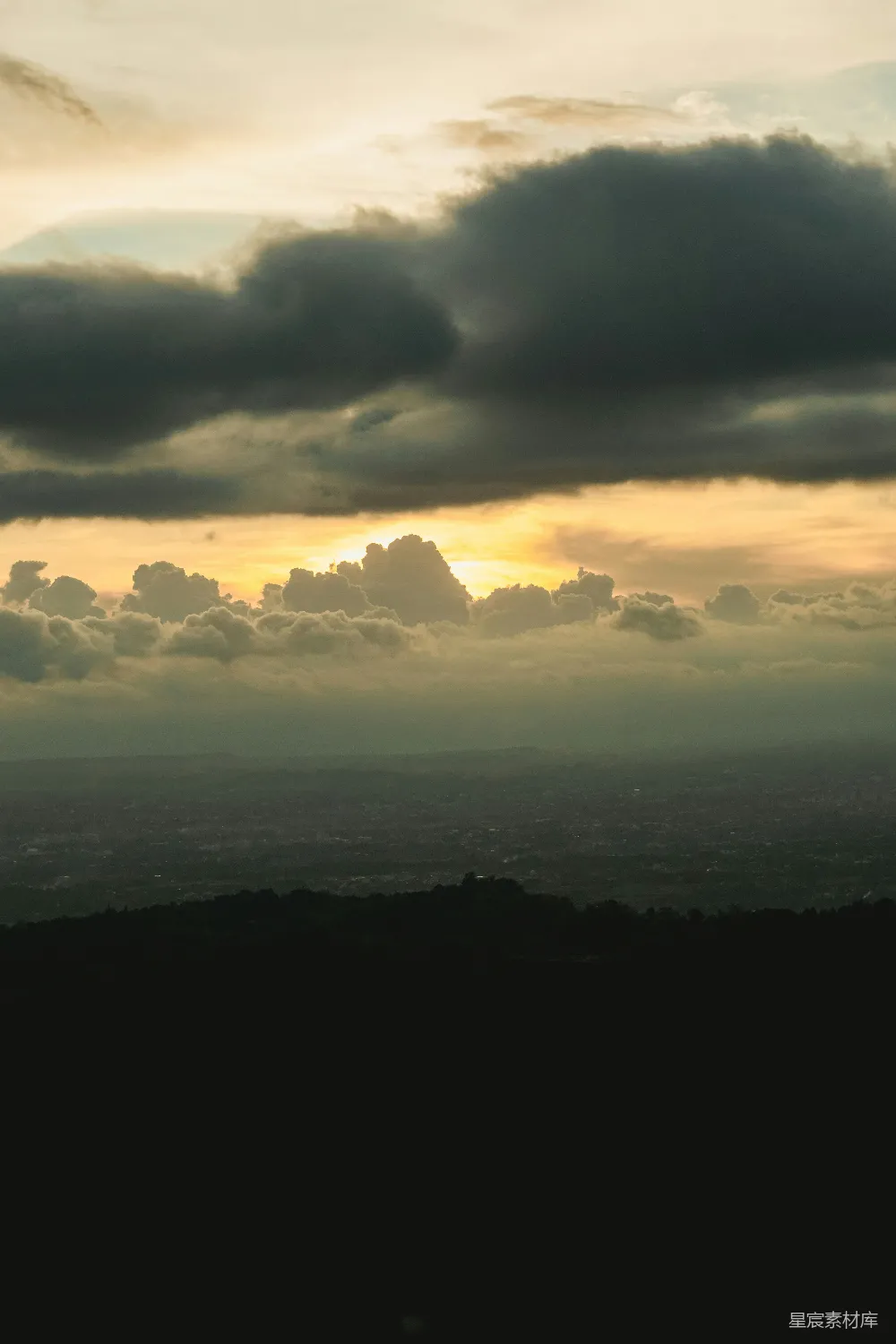 高清摄影 夕阳下山顶看的城市风景