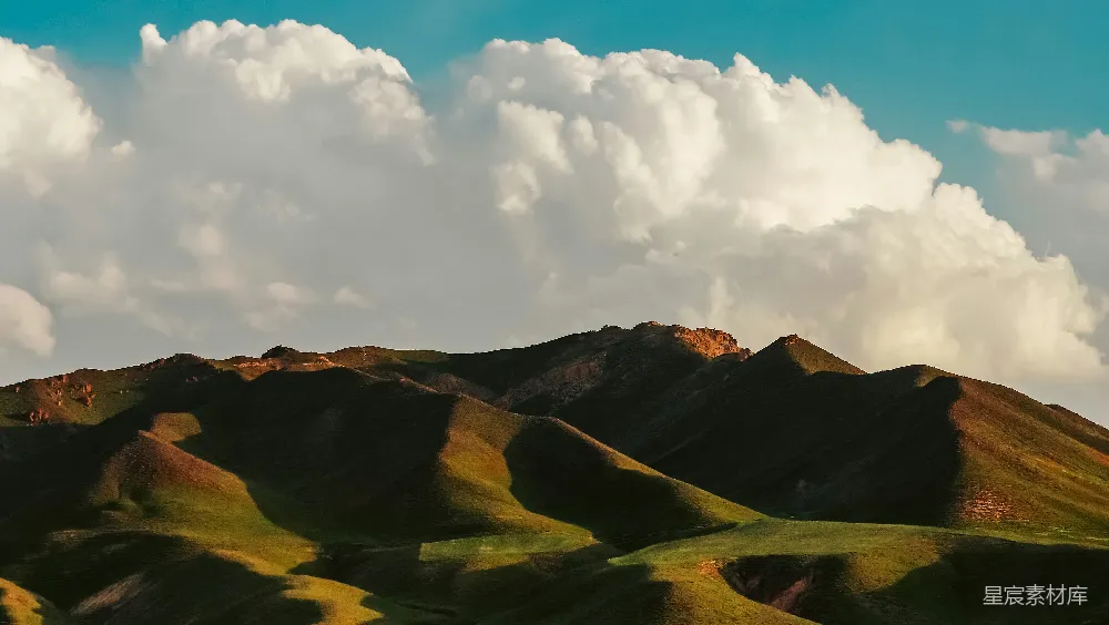 高清摄影 绿 hills 和 山 间 一片 浓 阴 蔚 空 蓝 天。