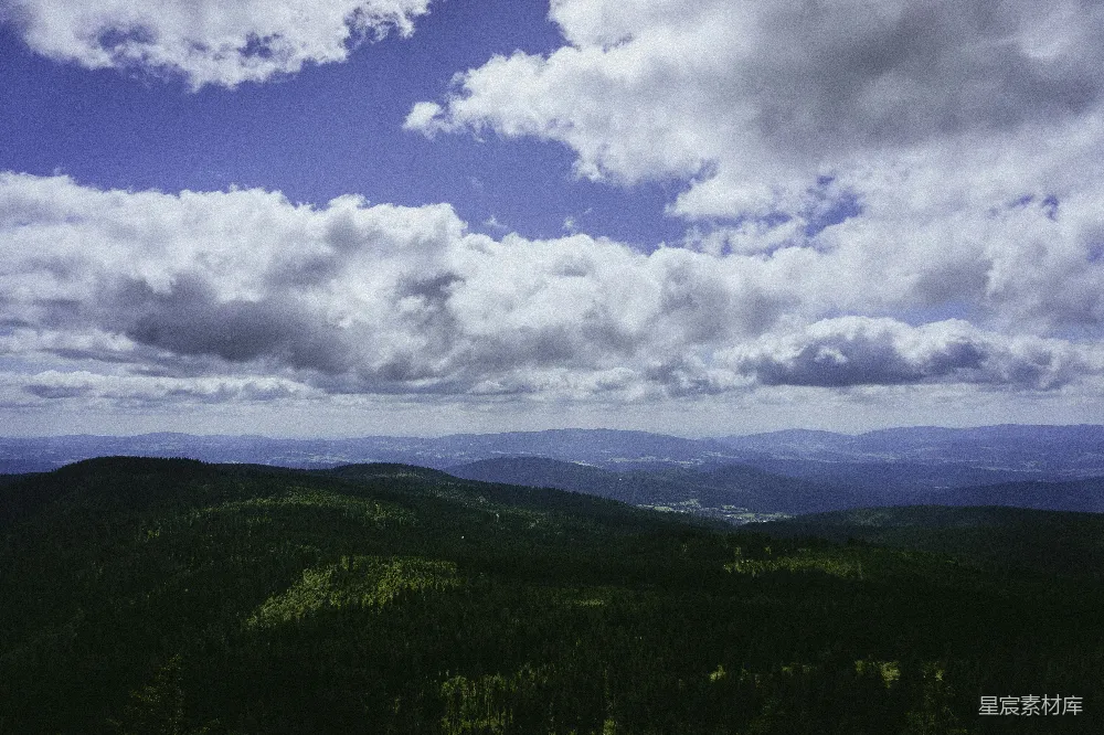 高清摄影 一幅山峦在云层中景色的美景