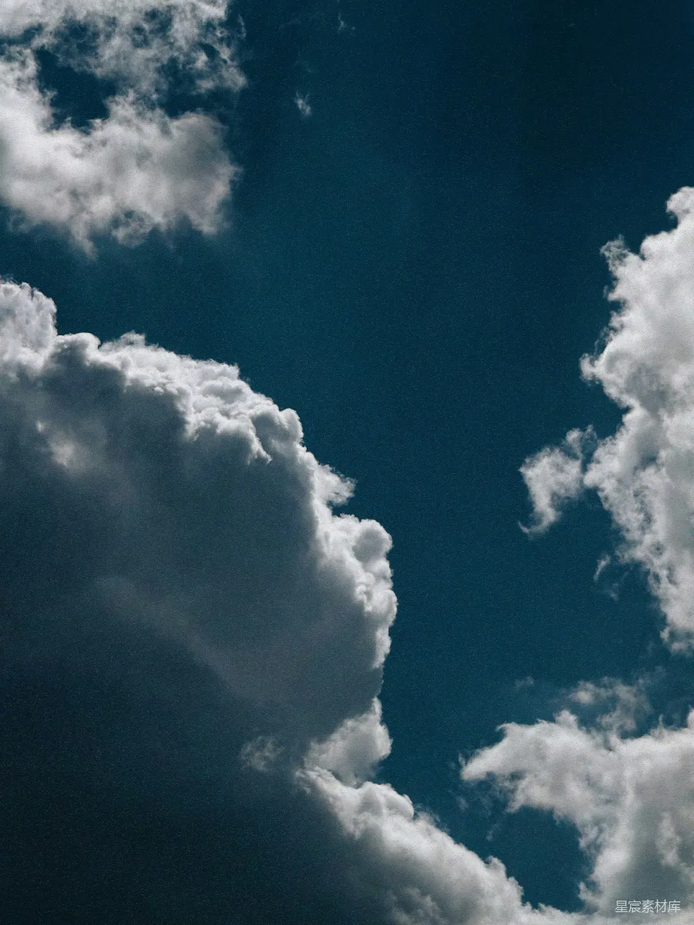 高清摄影 深蓝天空中的 dramatic 云朵