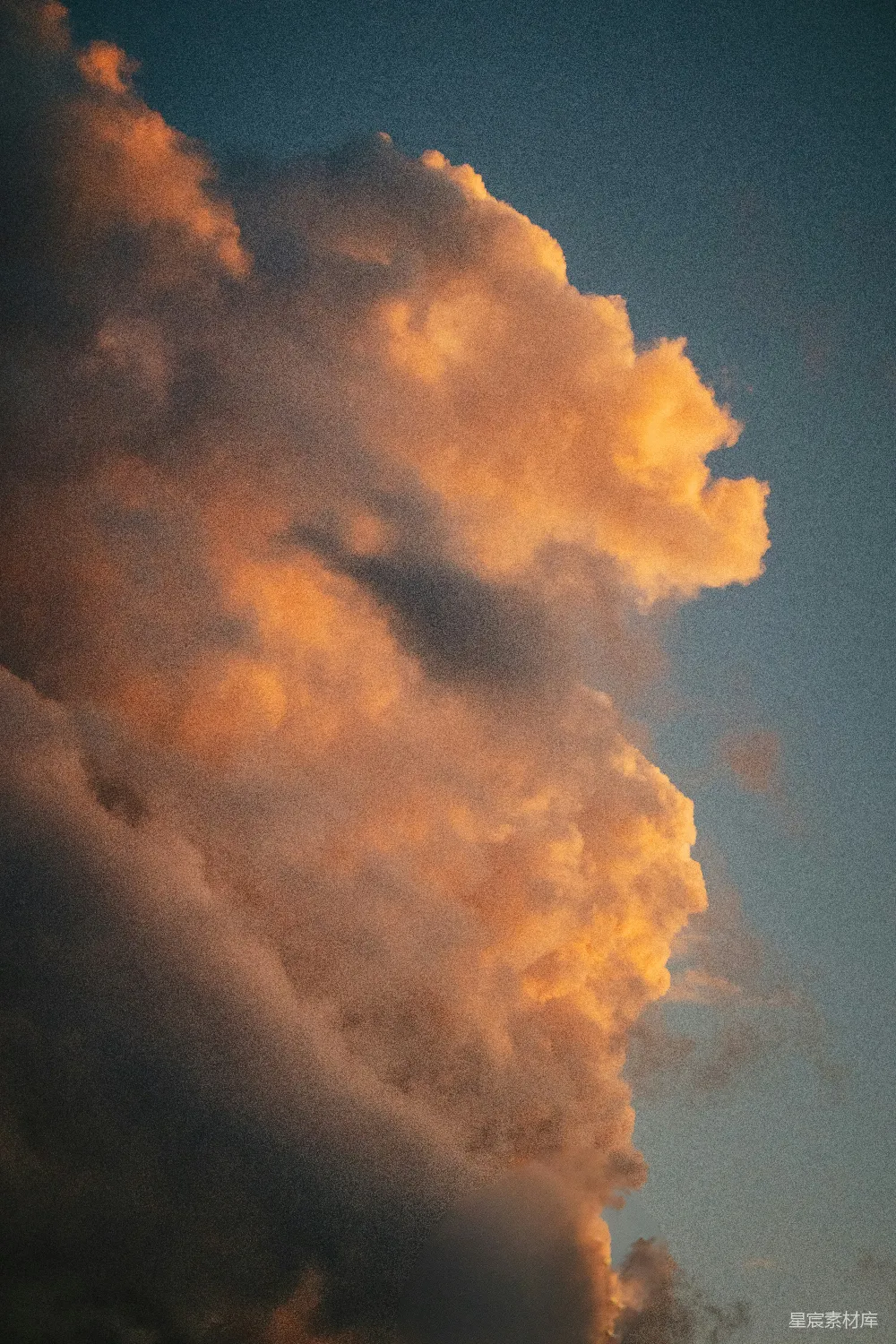 高清摄影 夕阳下，温暖的积云与蓝天相对。