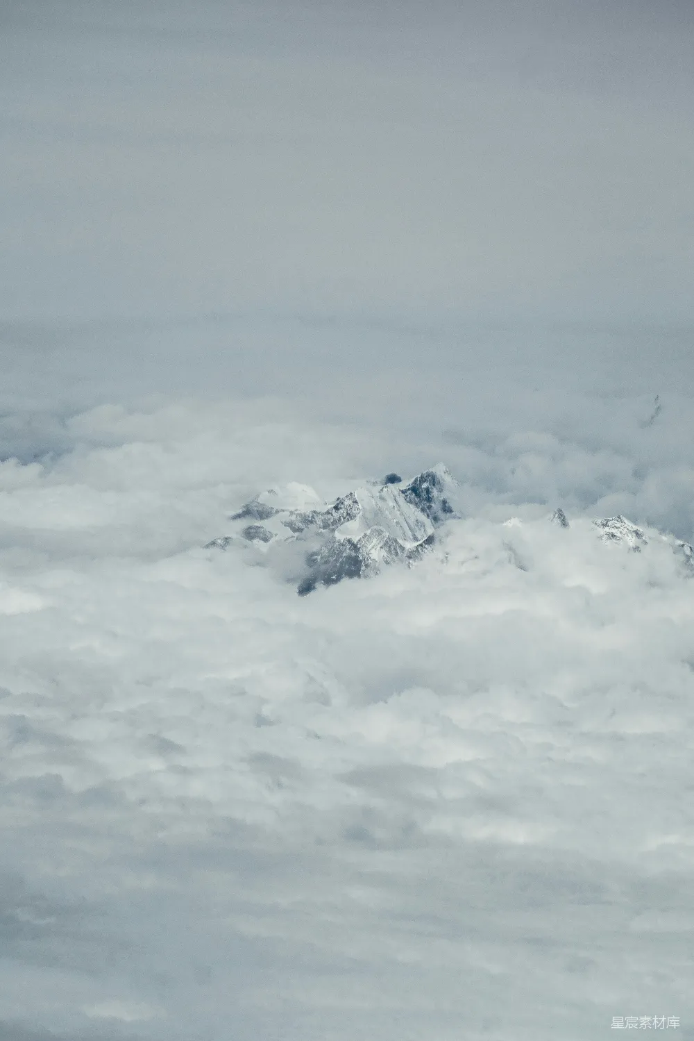 高清摄影 雪山之巅从云层中显露出来