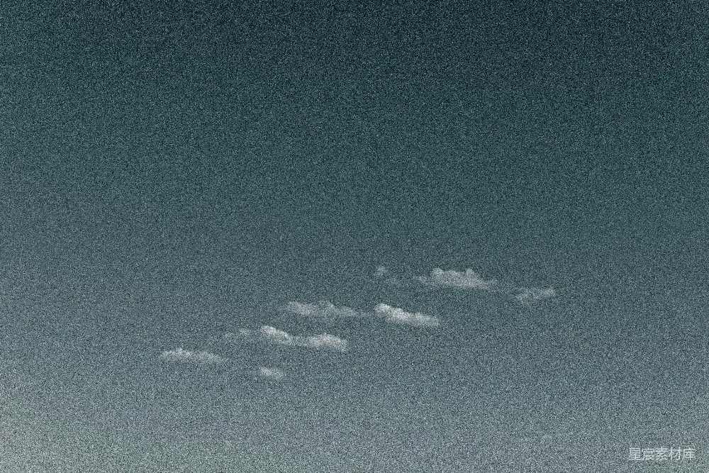 高清摄影 天空中排列成一行的小云朵