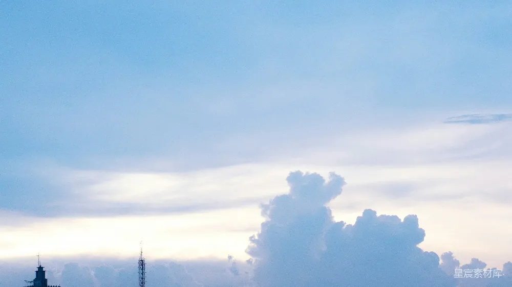 高清摄影 淡云漂浮在浅蓝色的天空中。