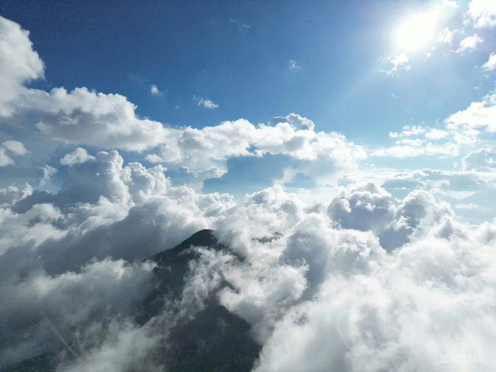 高清摄影 山峰从蓝天白云间显露出来