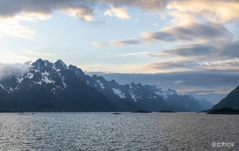 高清摄影 背景中有许多山的大型水域