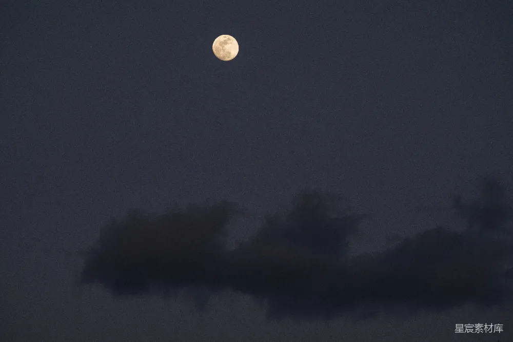 高清摄影 满月在夜空中的明亮景象，云层遮挡。