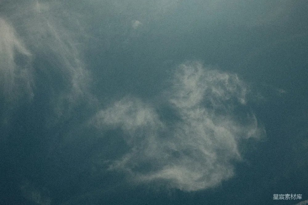 高清摄影 淡白色的云在浅蓝色的天空中漂浮。
