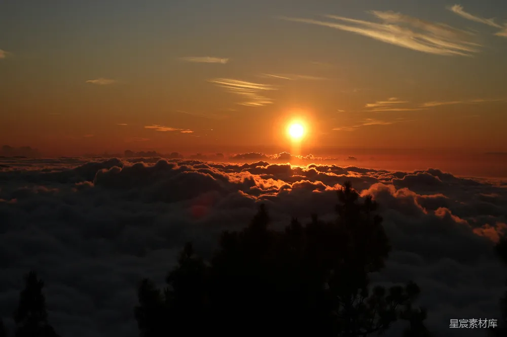 高清摄影 山峰间云海日落。