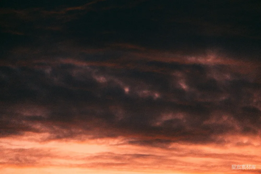高清摄影 傍晚夕阳映照下的暗云泛着橙色
