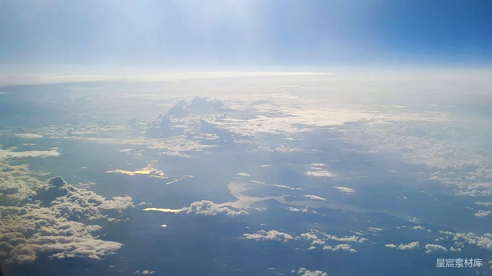高清摄影 天空中太阳正照耀在云层之上