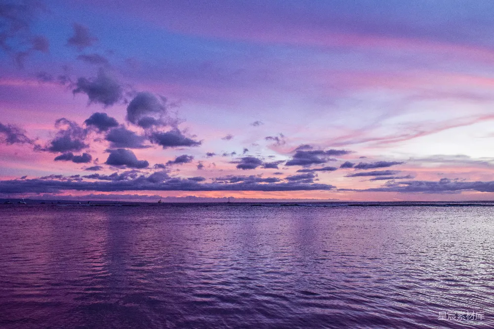 高清摄影  湖面上紫色和蓝色的夕阳