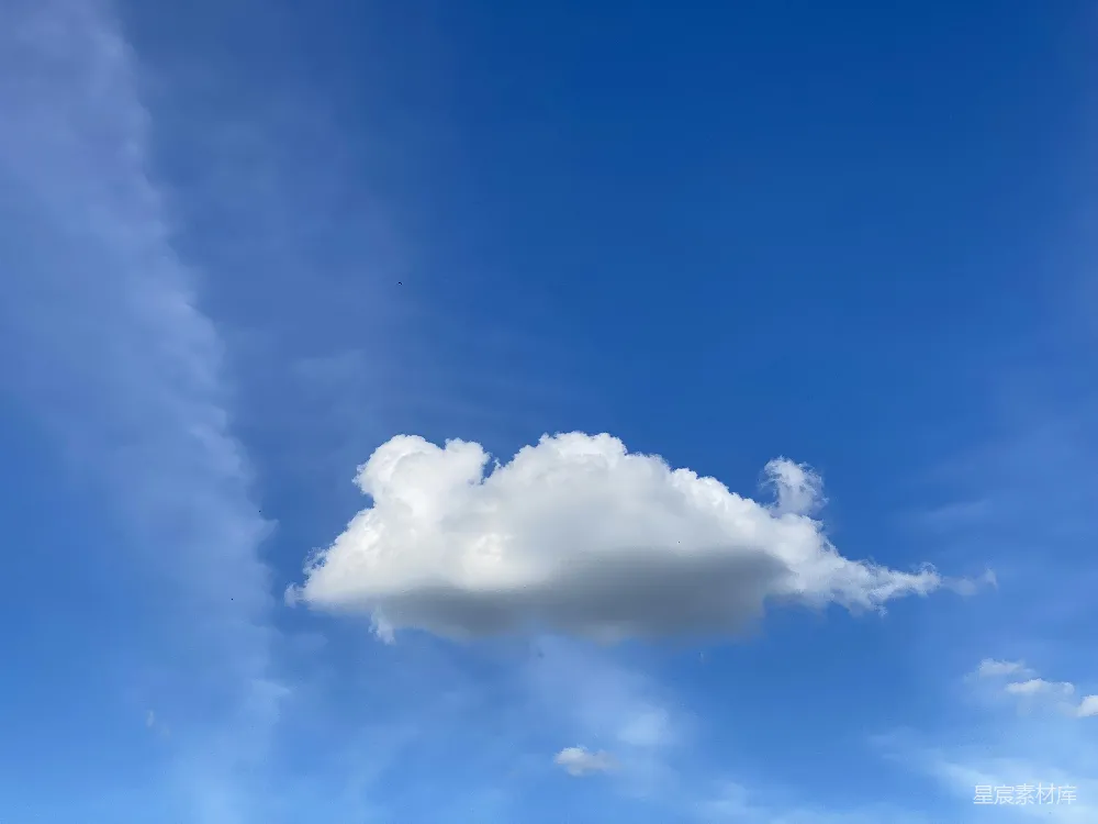 高清摄影 一朵白色的云漂浮在蔚蓝的天空中。