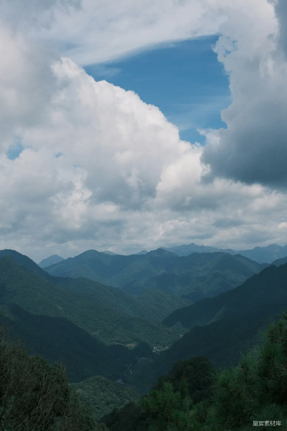 高清摄影 绿山云浮的景象