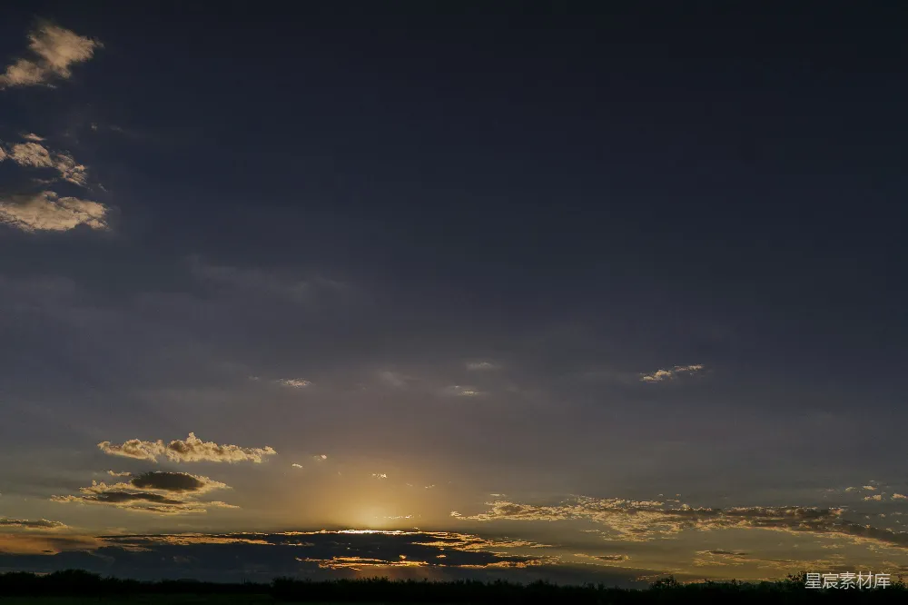 高清摄影 金色的夕阳透过乌云照耀在暗淡的暮 sky 中。