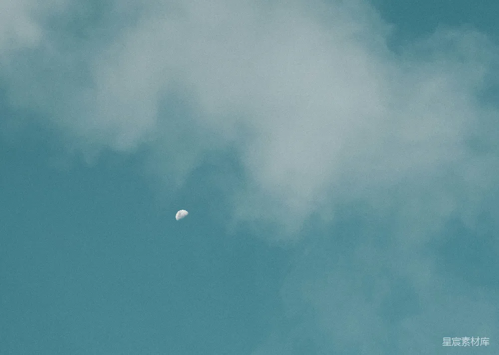 高清摄影 一只小的白色气球飘浮在蓝天中。