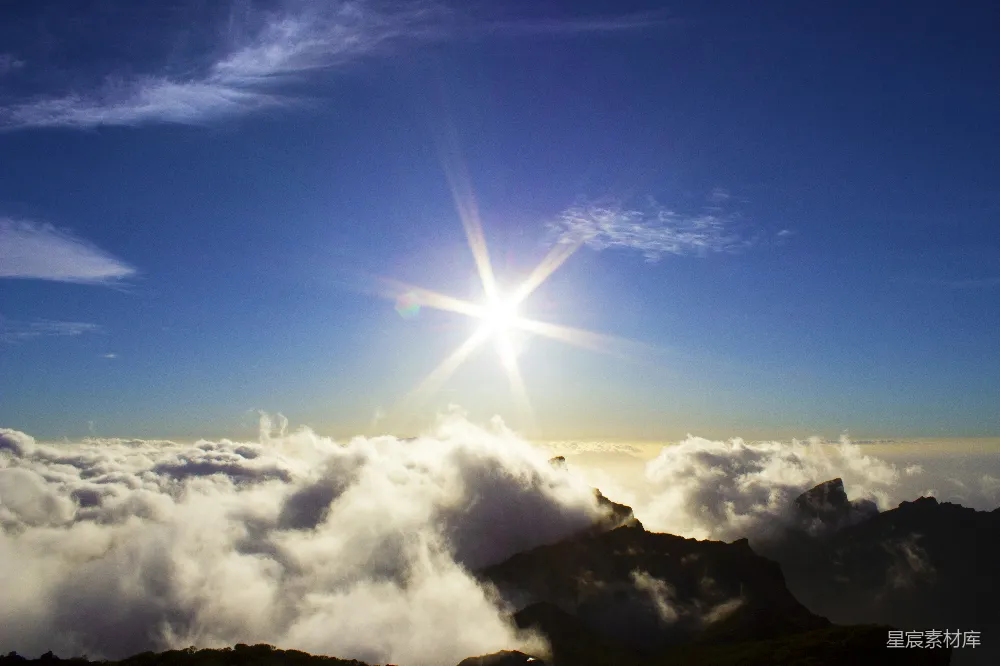 高清摄影 天空中太阳在云层之上闪耀。