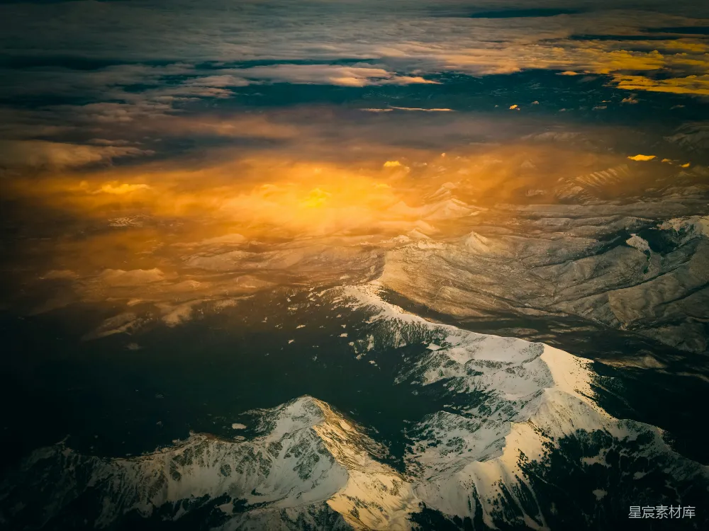 高清摄影 夕阳下的雪山全景
