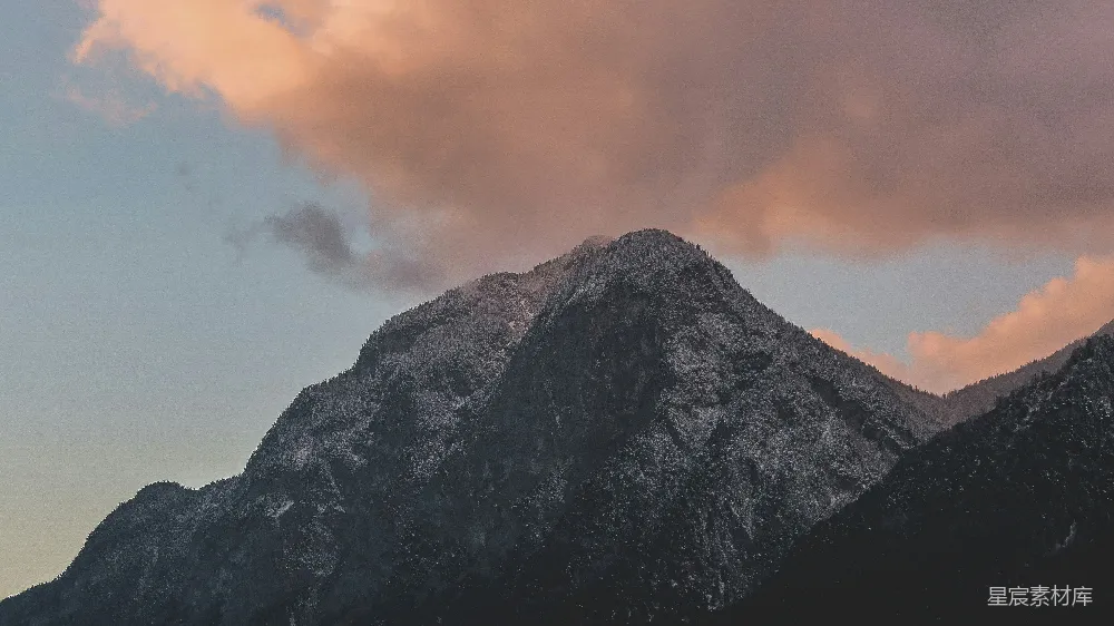 高清摄影 白天乌云密布下的黑山和灰山