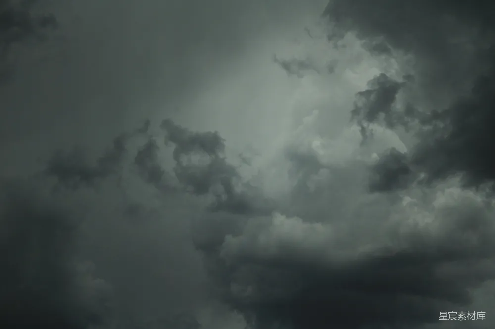 高清摄影 天空中聚集着阴沉而戏剧性的暴风雨云。
