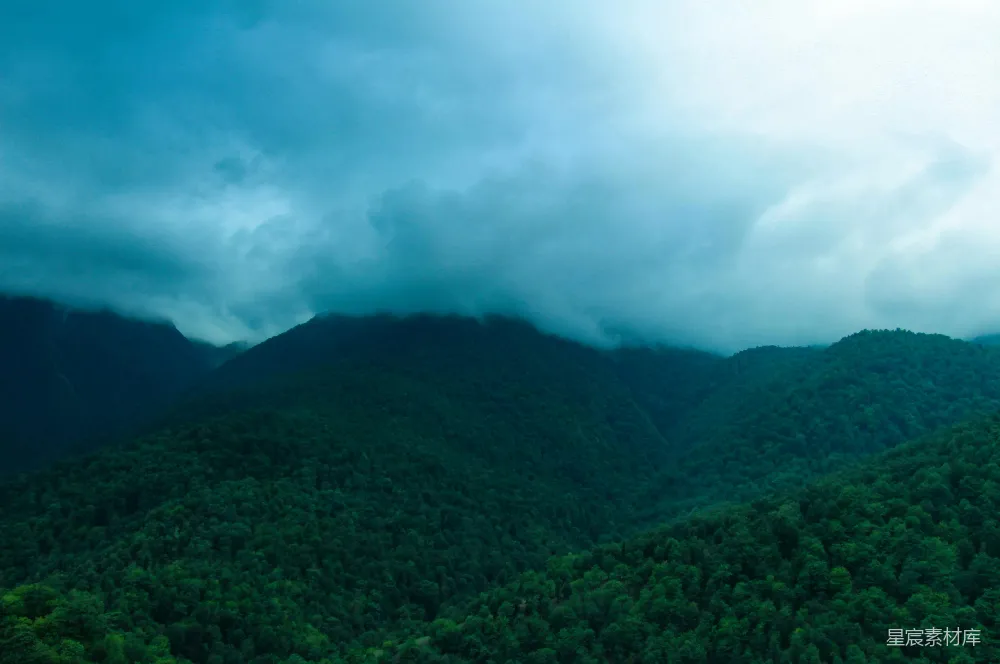 高清摄影 云雾覆盖的山脉全景